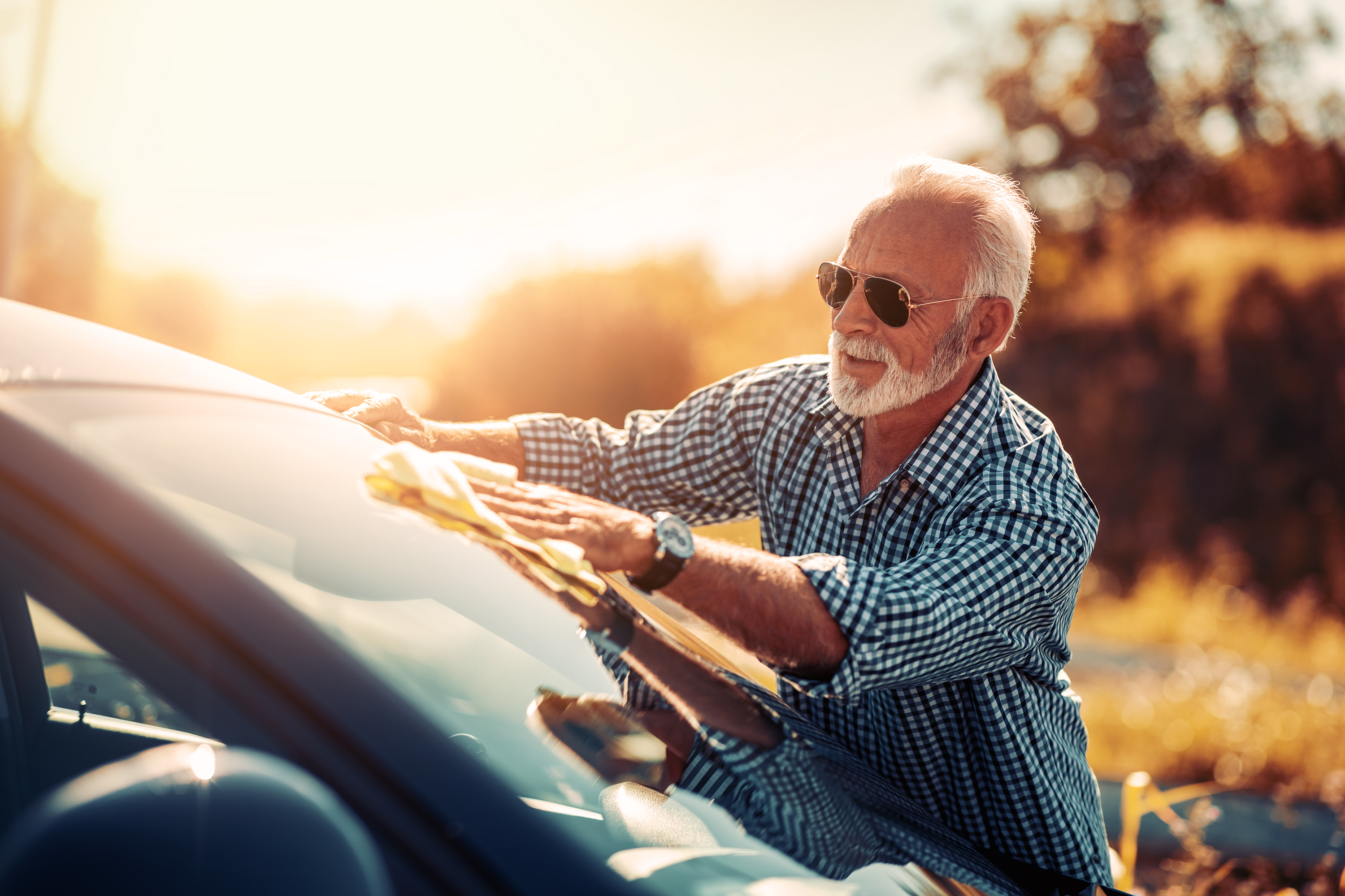 AdobeStock_251908429_Senior-plauna automobilį