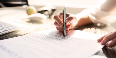 AdobeStock_284446109_Sutarties pasirašymas